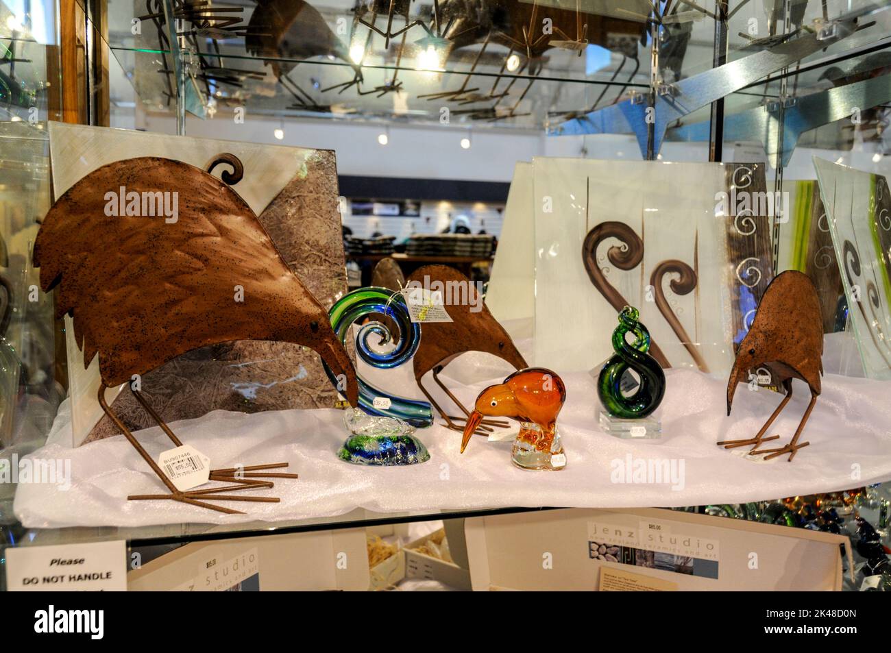 Glaswaren von Kiwis und grüner Jade sind im Geschenk- und Souvenirladen Wai-O-Tapu Thermal Wonderland in der Nähe der am See gelegenen Stadt Rotorua in der erhältlich Stockfoto