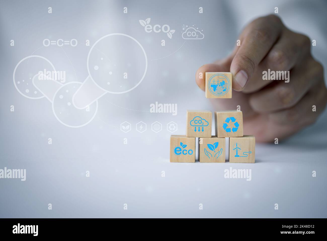 Technologie, Handhaltung mit Umgebungssymbolen über die Netzwerkverbindung. Stockfoto