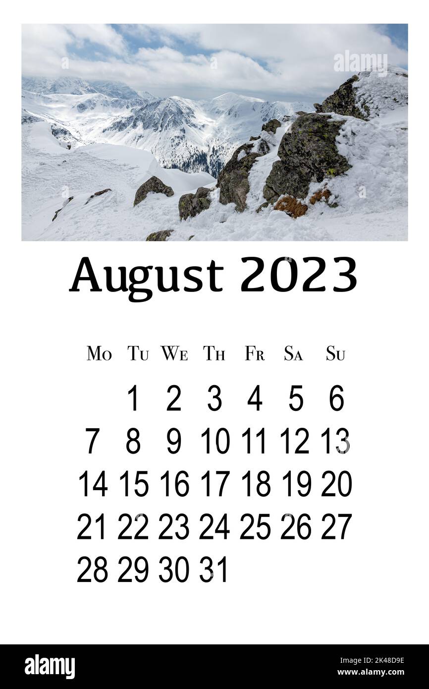 Kalenderkarte für 2023. Druckbarer vertikaler Wandkalender, Woche beginnt am Montag. Wunderschöne Winterlandschaft in der polnischen Tatra. Stockfoto