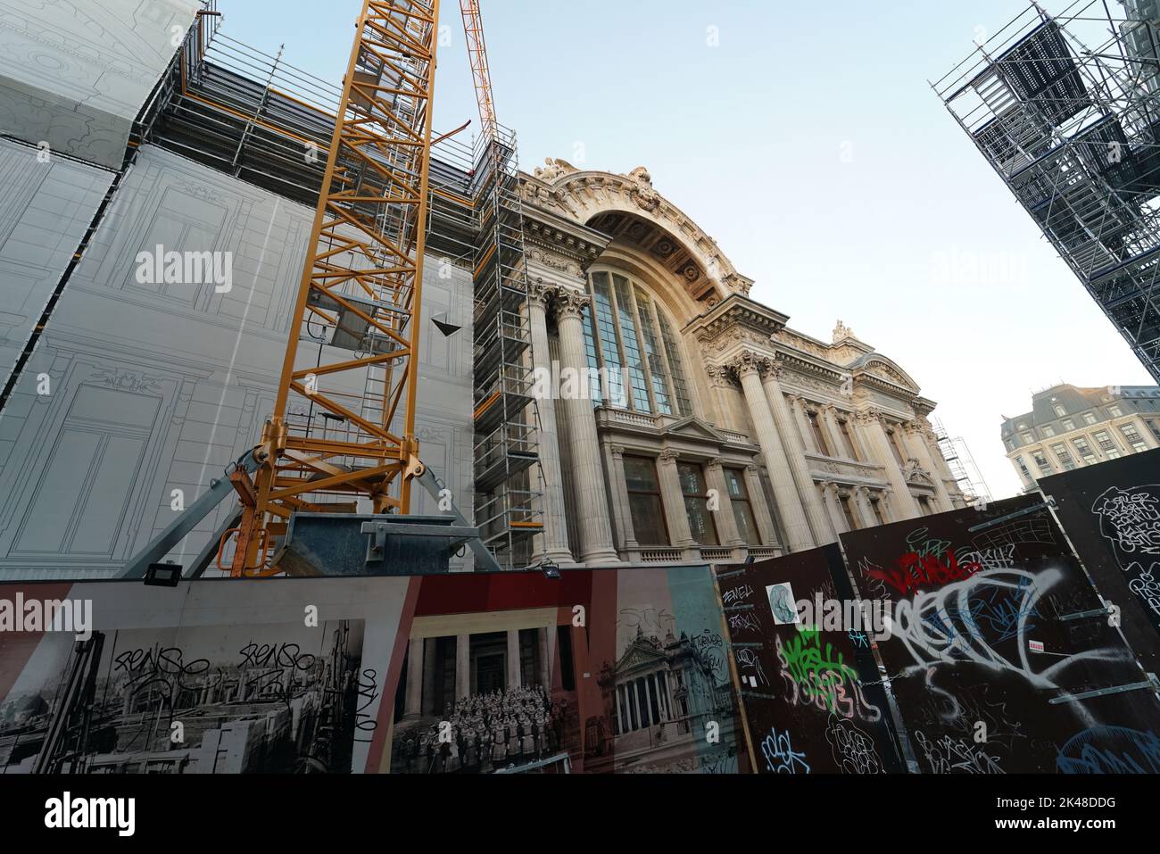 Brussels, Brabant , Belgium 09 30 2022 : Nahaufnahme der Straßenansicht der Reparaturarbeiten am alten Brüsseler Börsengebäude Stockfoto