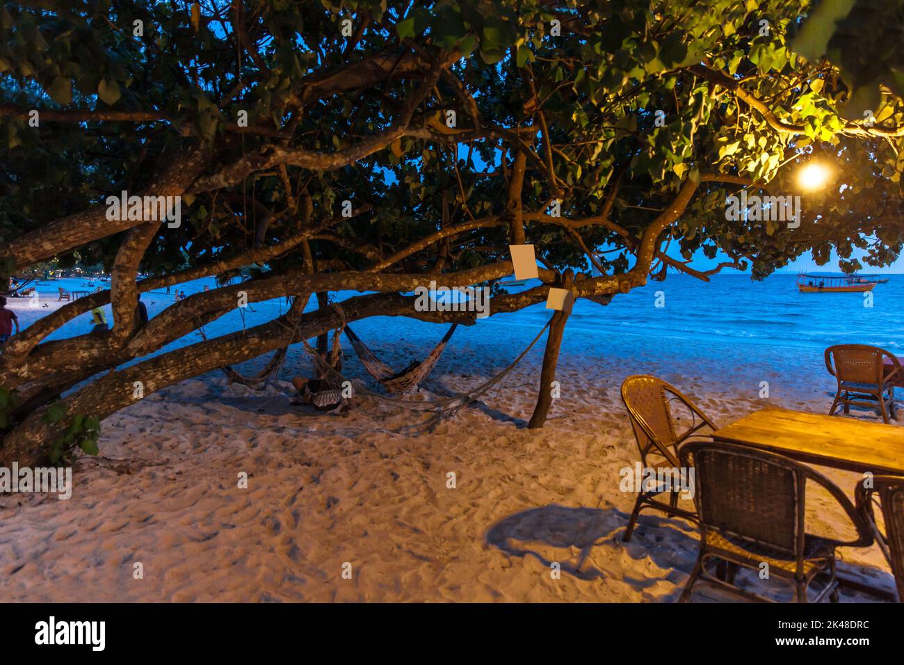 Nächtliche Meereslandschaft am Kaoh Touch Strand, Koh Rong Insel, Kambodscha Stockfoto