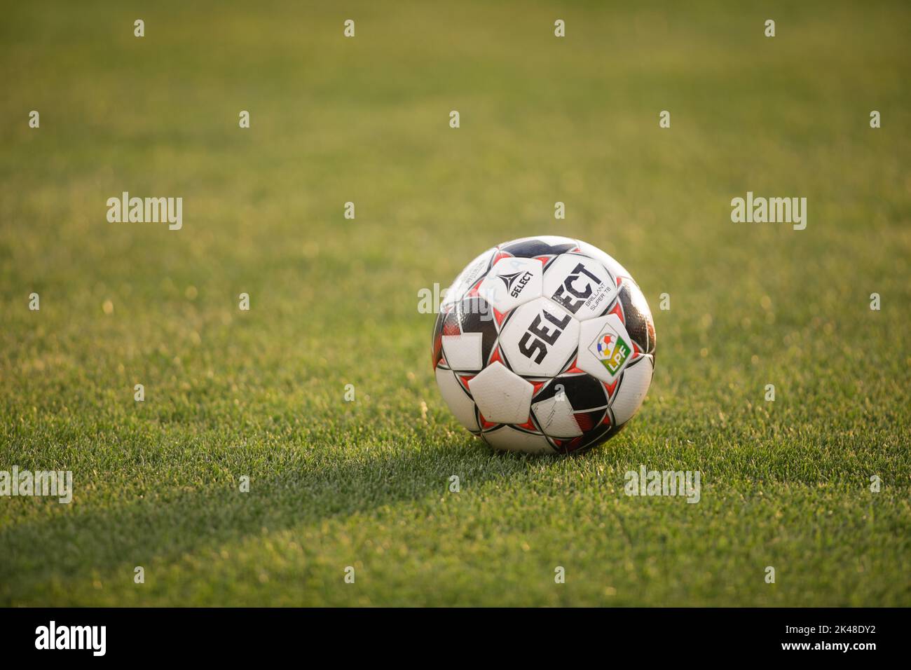 Giurgiu, Rumänien - 29. Juni 2020: Wählen Sie während eines Spiels den offiziellen Brillant Super TB-Fußballball auf einem Spielfeld. Stockfoto