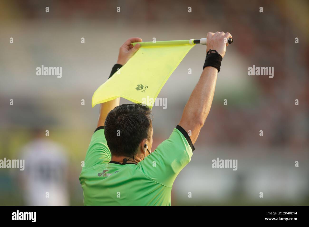 Giurgiu, Rumänien - 29. Juni 2020: Details eines Linienschiedsrichters während eines Fußballspiels Stockfoto