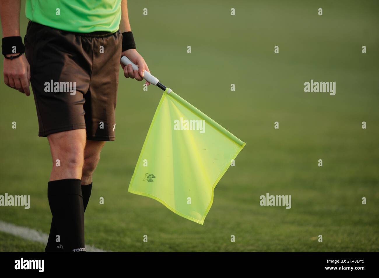 Giurgiu, Rumänien - 29. Juni 2020: Details eines Linienschiedsrichters während eines Fußballspiels Stockfoto