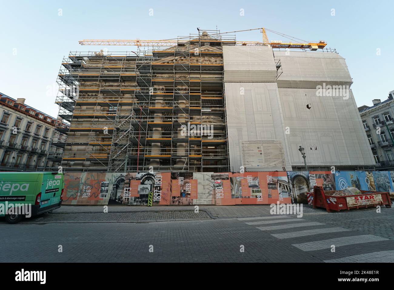 Brussels, Brabant , Belgium 09 30 2022 : Nahaufnahme der Straßenansicht der Reparaturarbeiten am alten Brüsseler Börsengebäude Stockfoto