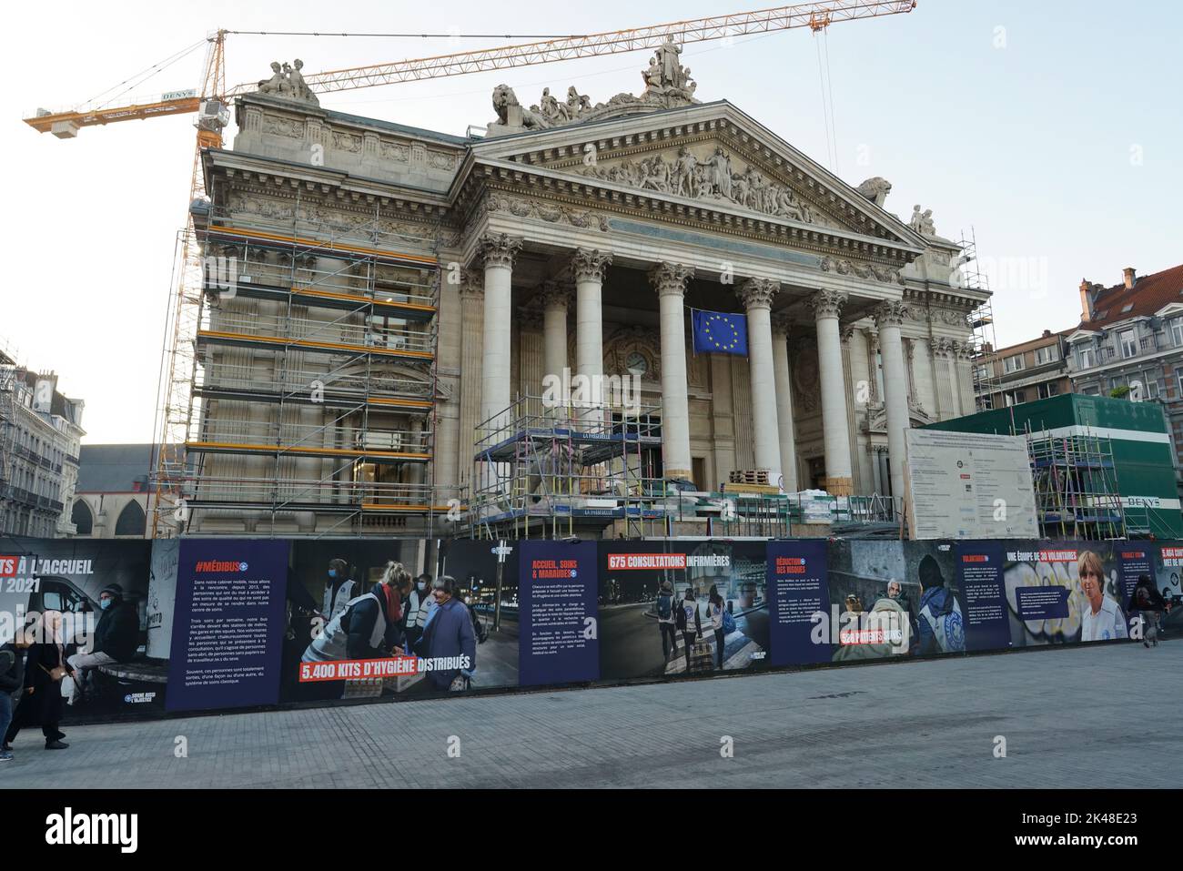 Brussels, Brabant , Belgium 09 30 2022 : Nahaufnahme der Straßenansicht der Reparaturarbeiten am alten Brüsseler Börsengebäude Stockfoto