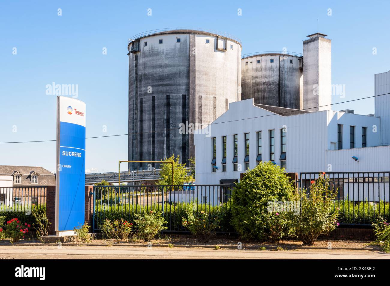 Gebäude und Silos der Zuckerraffinerie von Tereos, einer französischen Zuckergenossenschaft. Stockfoto