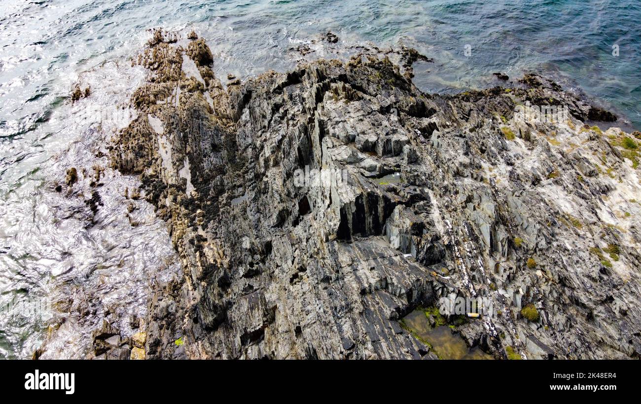 Felsen an der Küste. Geologische Formationen. Blick von oben. Stockfoto