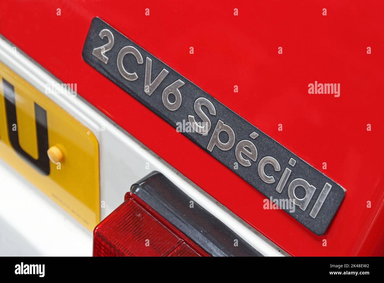 2CV6 Sonderabzeichen auf der Rückseite des Fahrzeugs Stockfoto