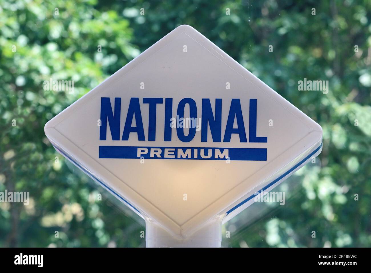 Beleuchtetes, altes Schild mit der National Premium-Benzinpumpe Stockfoto