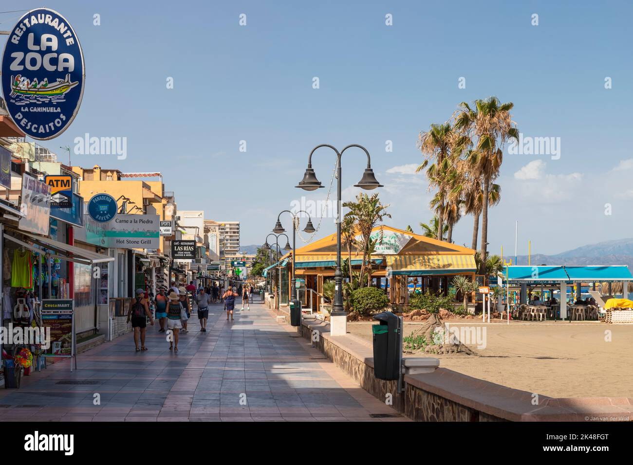 Beliebtes mediterranes Resort von La Carihuela mit seinem Sommerstrand. Stockfoto