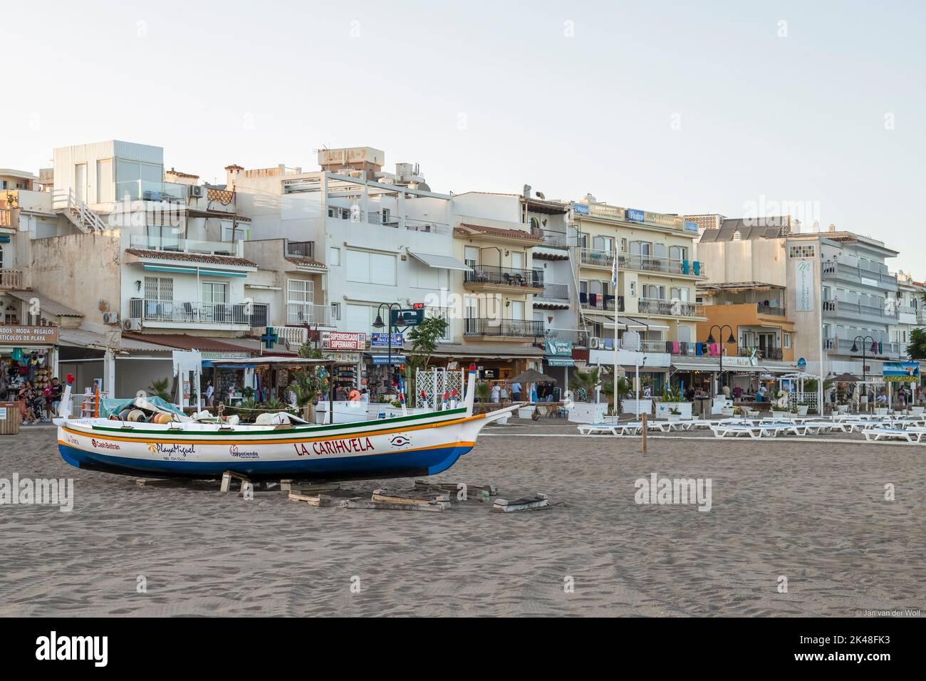 Blick auf den beliebten mediterranen Ferienort La Carihuela mit seinem sommerlichen Strandleben. Stockfoto