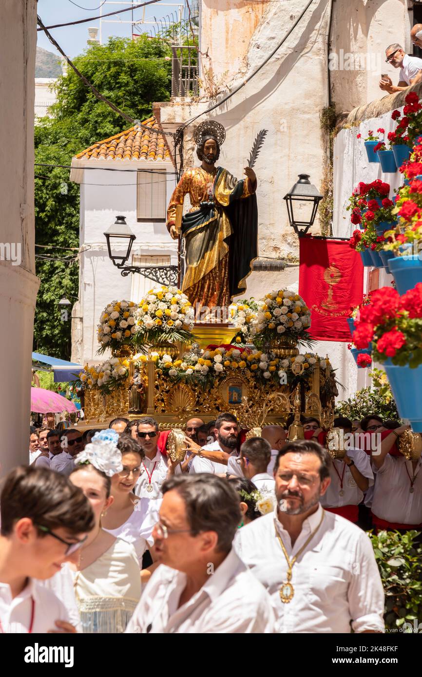 Statue des Heiligen Bernhard auf dem Festwagen, der in die Kirche in der Romeria San Bernabe in Marbella, Spanien, getragen wird. Stockfoto