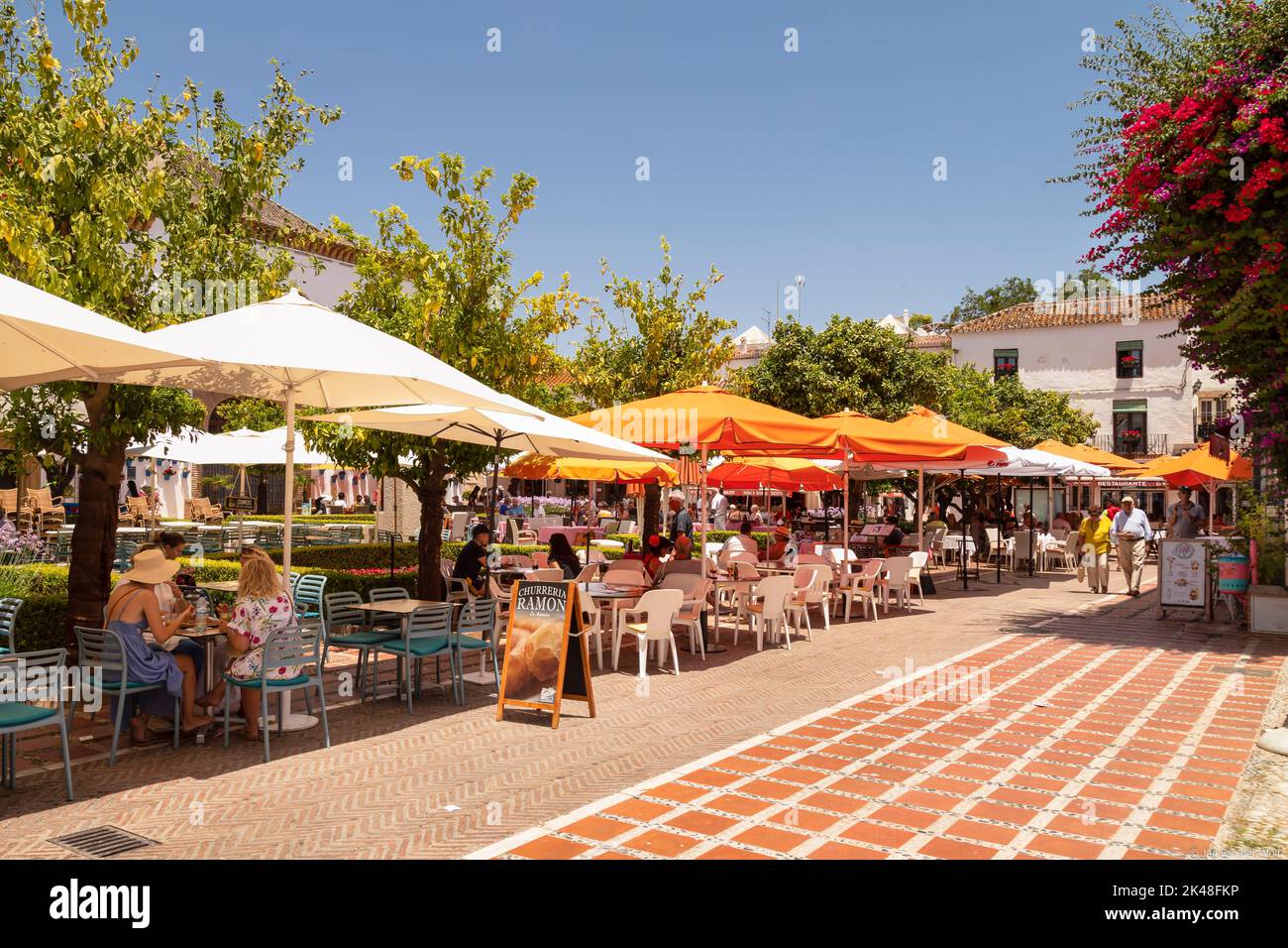 Gemütlicher kleiner Platz mit Geschäften und Restaurants an der Plaza de los Naranjos im alten Zentrum von Marbella in Spanien. Stockfoto