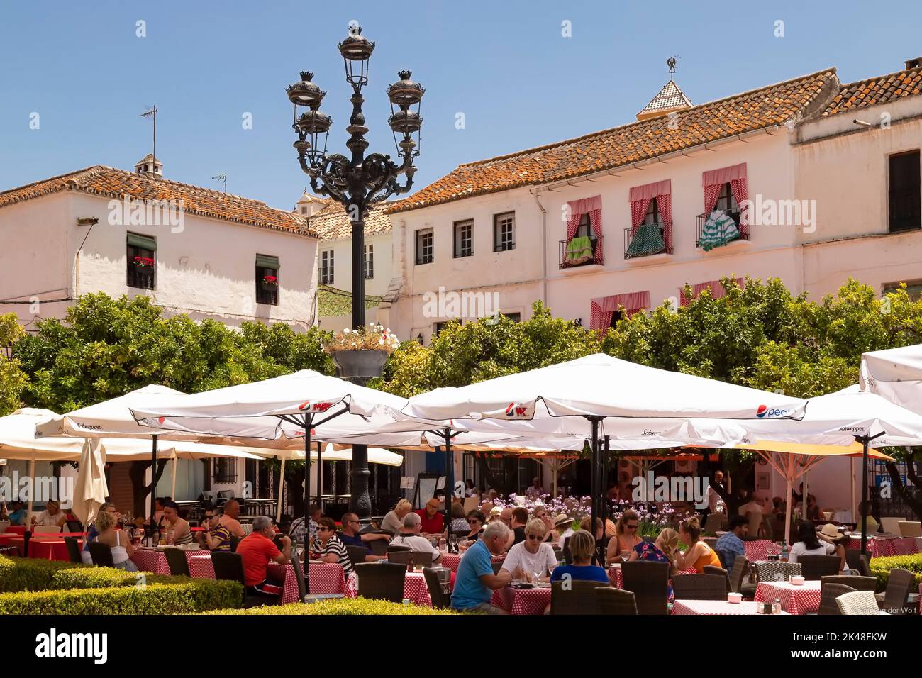 Gemütlicher kleiner Platz mit Geschäften und Restaurants an der Plaza de los Naranjos im alten Zentrum von Marbella in Spanien. Stockfoto