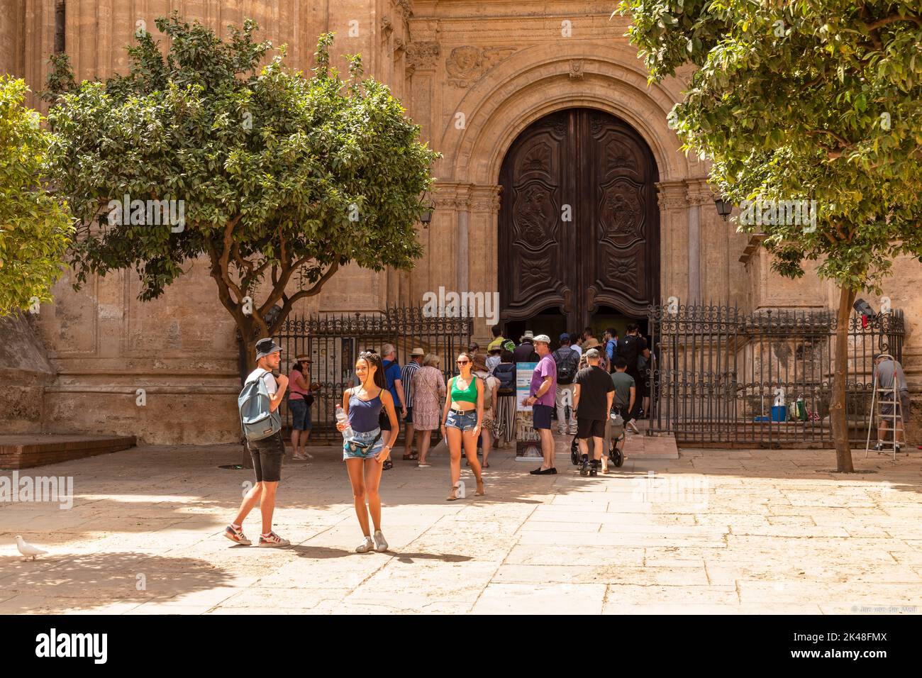Touristen warten am Eingang der Kathedrale von Málaga oder der Kathedrale Santa Iglesia Basílica de la Encarnación in Spanien. Stockfoto