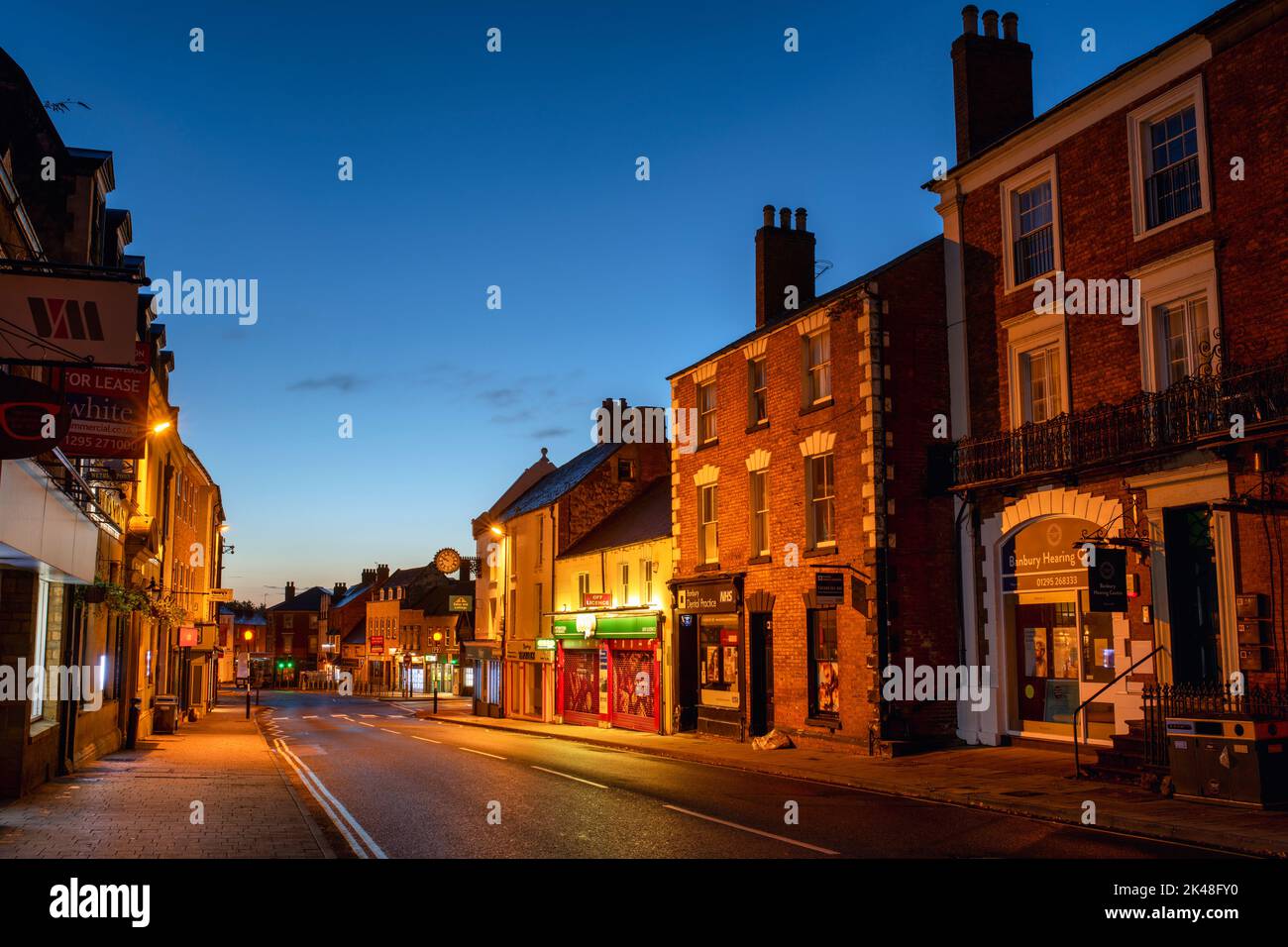 Banbury High Street bei Sonnenaufgang im juni. Banbury, Oxfordshire, England Stockfoto