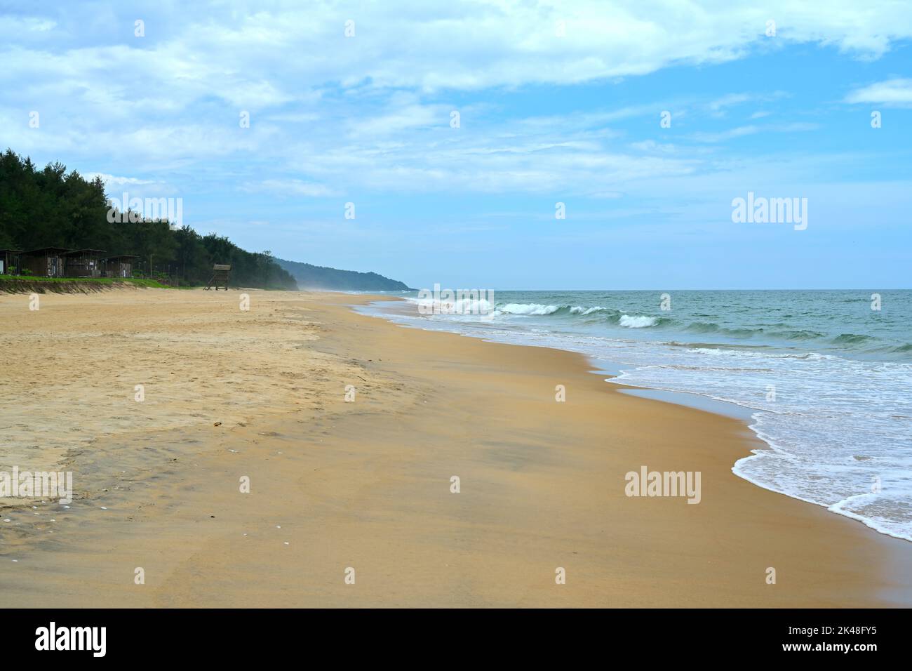 Indian Blue Flag Beach | Weiße Wellen am Ufer, Eco Beach, Kasarkod, Karnataka Stockfoto