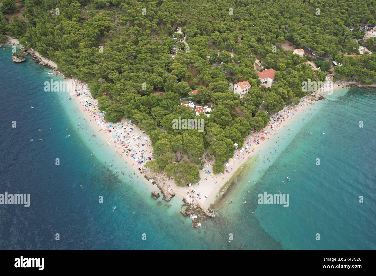 Punta Rata, Brela, Kroatien. Von Drone aus gesehen. Stockfoto