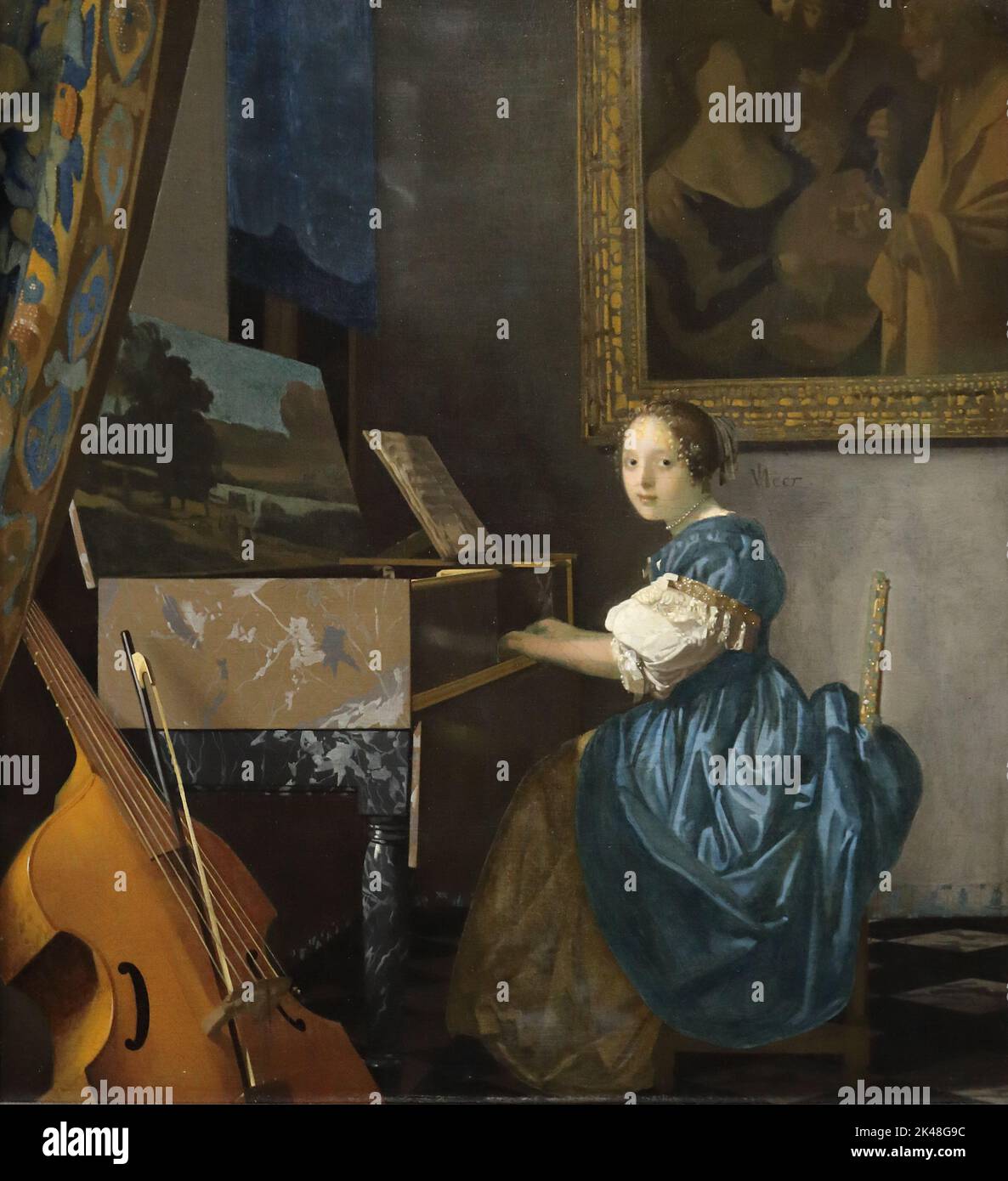 Lady sitzt an einem Jungfrauenjungen, auch bekannt als Junge Frau sitzt an einem Jungfrauenjungen, Gemälde des niederländischen Künstlers Johannes Vermeer in der National Gallery, London, Großbritannien Stockfoto