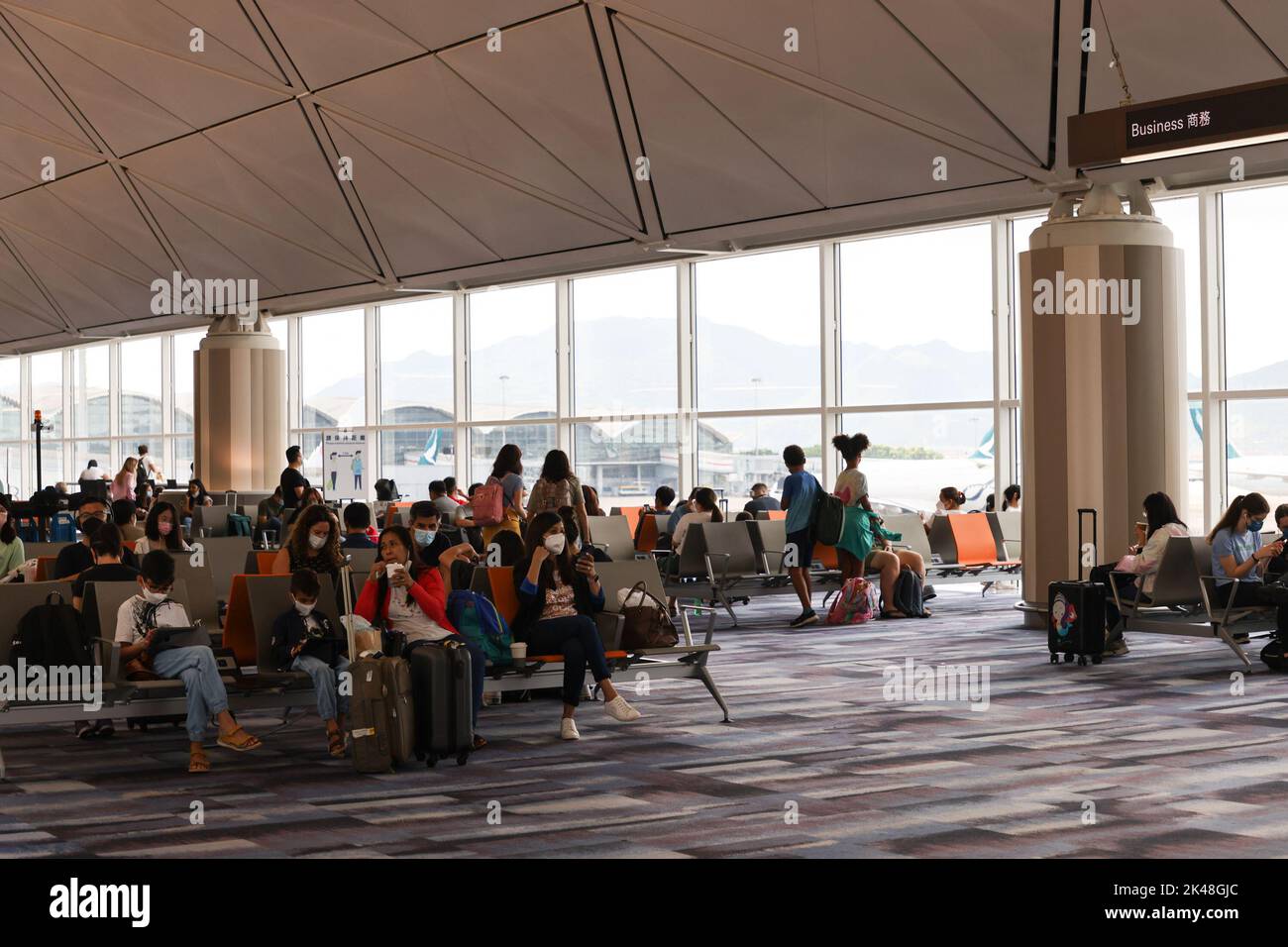 Reisende und Besucher mit Gesichtsmaske checken am cathay pacific Schalter ein und fahren am internationalen Flughafen Hong Kong während des 19. Covid ab Stockfoto