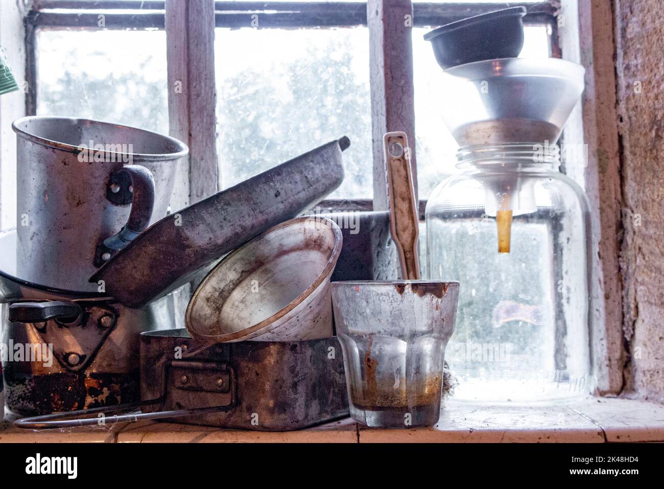 Eine Reihe von alten Krügen und Tabletts in einem Wokshop Stockfoto