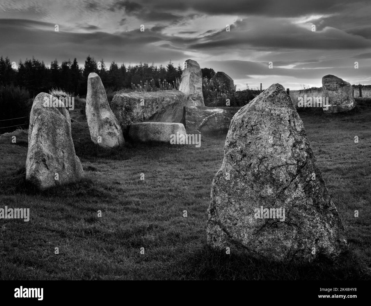 Südlicher Bogen von Easter Aquhorthies Recumbent Stone Circle, Aberdeenshire, Schottland, Großbritannien, zeigt den horizontalen Recumbent Stone und seine aufrechten Flanker Stockfoto