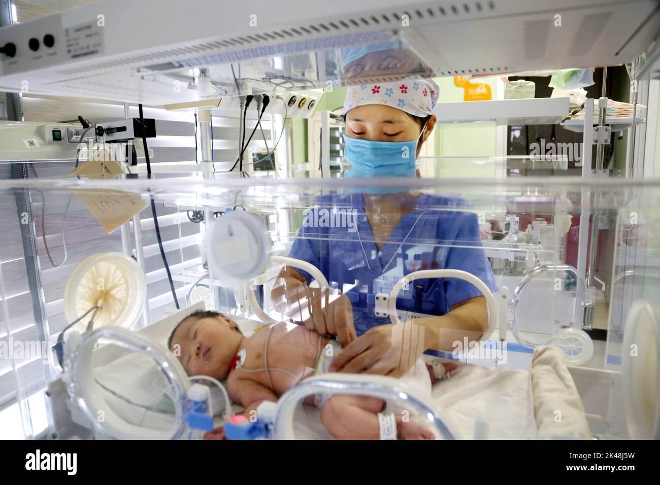 LIANYUNGANG, CHINA - 1. OKTOBER 2022 - Ein medizinisches Personal versorgt Neugeborene täglich auf der Intensivstation des Dongfang Krankenhauses in Lianyungang, Ji Stockfoto