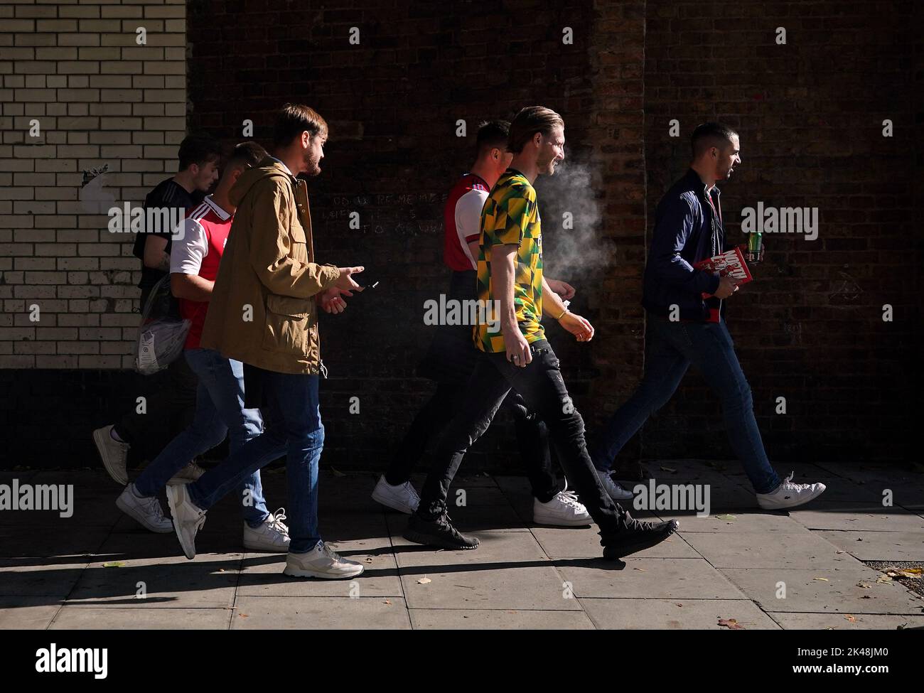 Arsenal-Fans vor dem Premier League-Spiel im Emirates Stadium in London. Bilddatum: Samstag, 1. Oktober 2022. Stockfoto