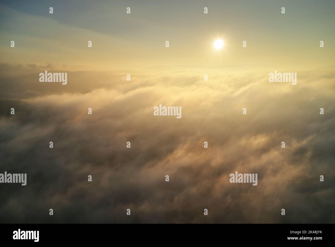 Luftaufnahme weiße Wolken am Himmel am Morgen. Blick von der Drohne auf die Wolkenlandschaft. Stockfoto