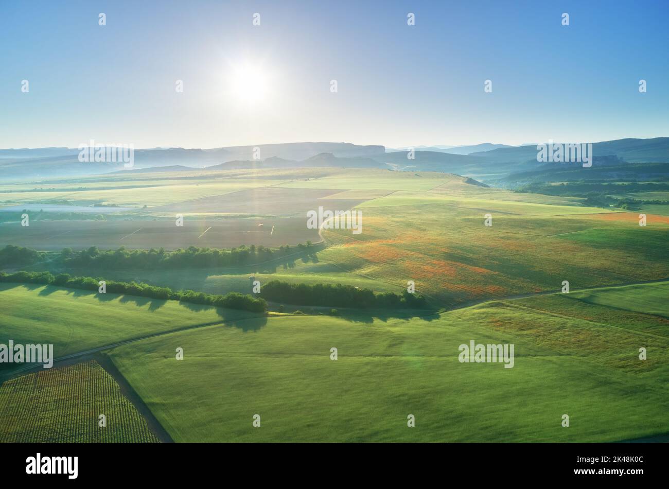 Luftfelder und Wiese in Berg. Schöne Landgegend. Naturlandschaft. Stockfoto