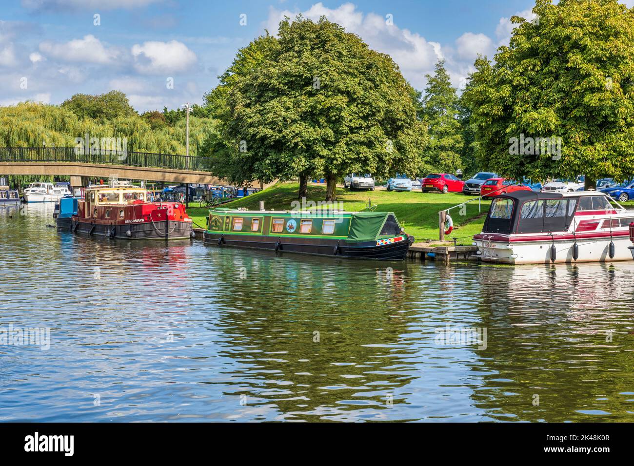 Boote, die am Fluss Great Ouse in Ely, Cambridgeshire, England, Großbritannien, festgemacht sind Stockfoto