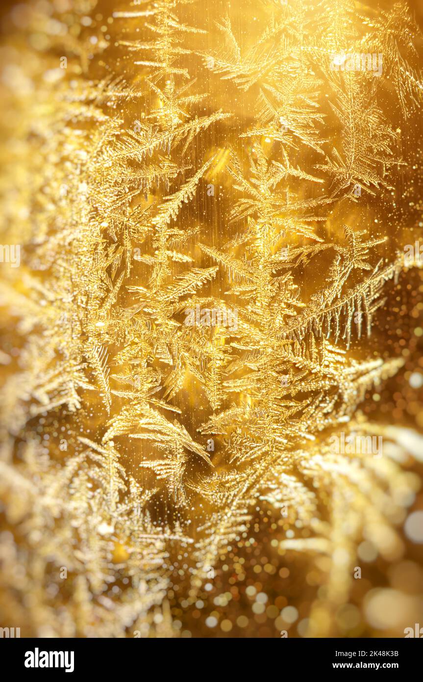 Frost Gold Weihnachten Muster Hintergrund Textur . Makro-Foto von echten Schneeflocken. Schöne, kunstvolle Struktur und elegante Form. Element des Designs. Stockfoto