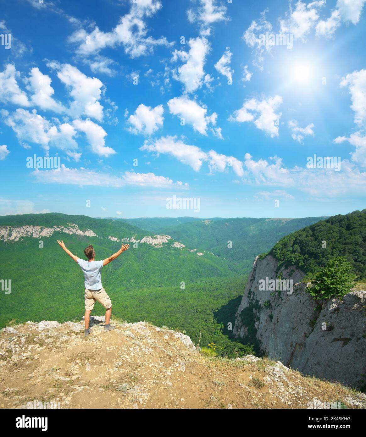 Der Mensch im Berg strebe am Tag die Hände zur Sonne. Genießen Sie die Naturszene. Stockfoto