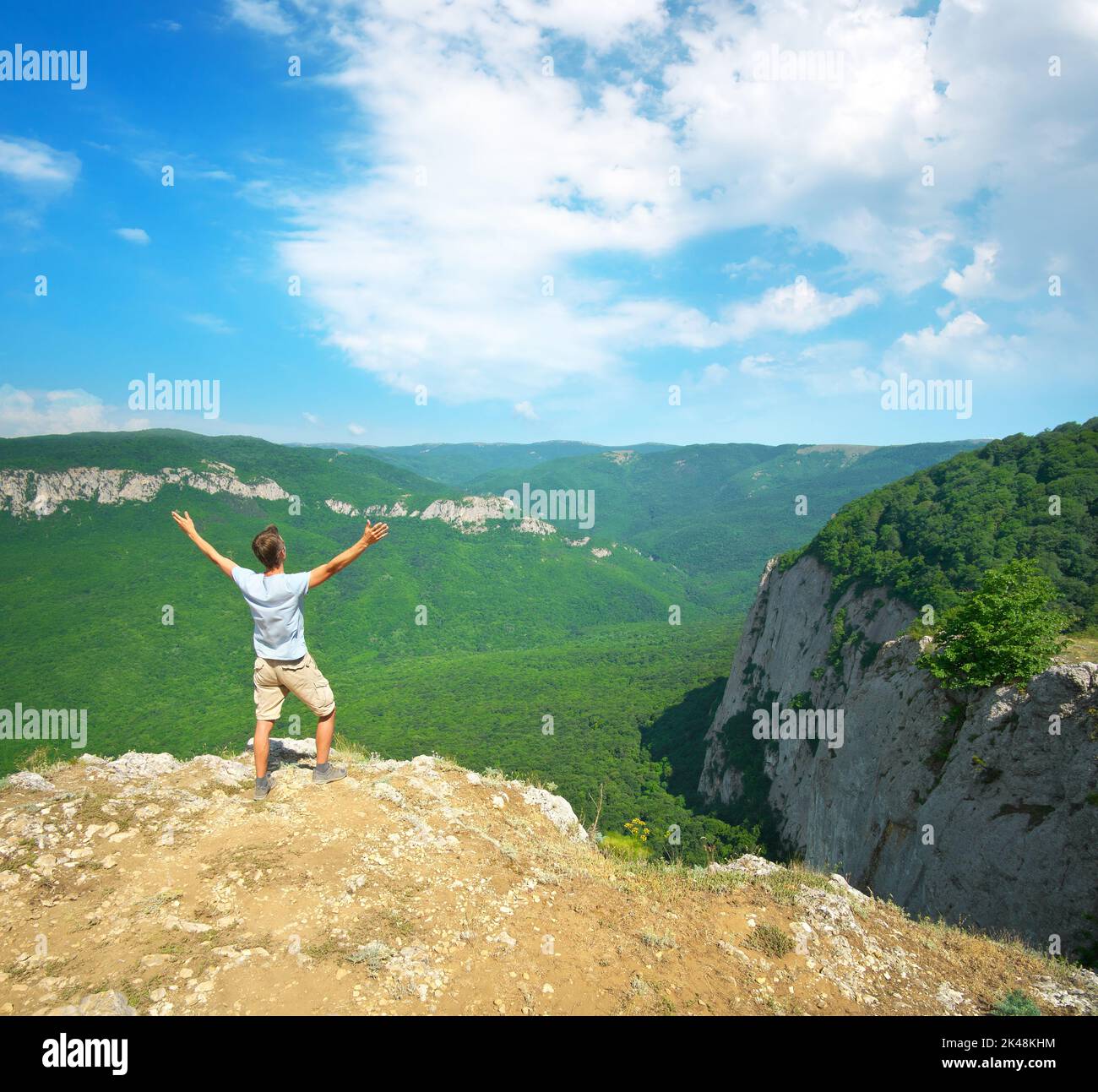 Der Mensch im Berg strebe am Tag die Hände zur Sonne. Genießen Sie die Naturszene. Stockfoto