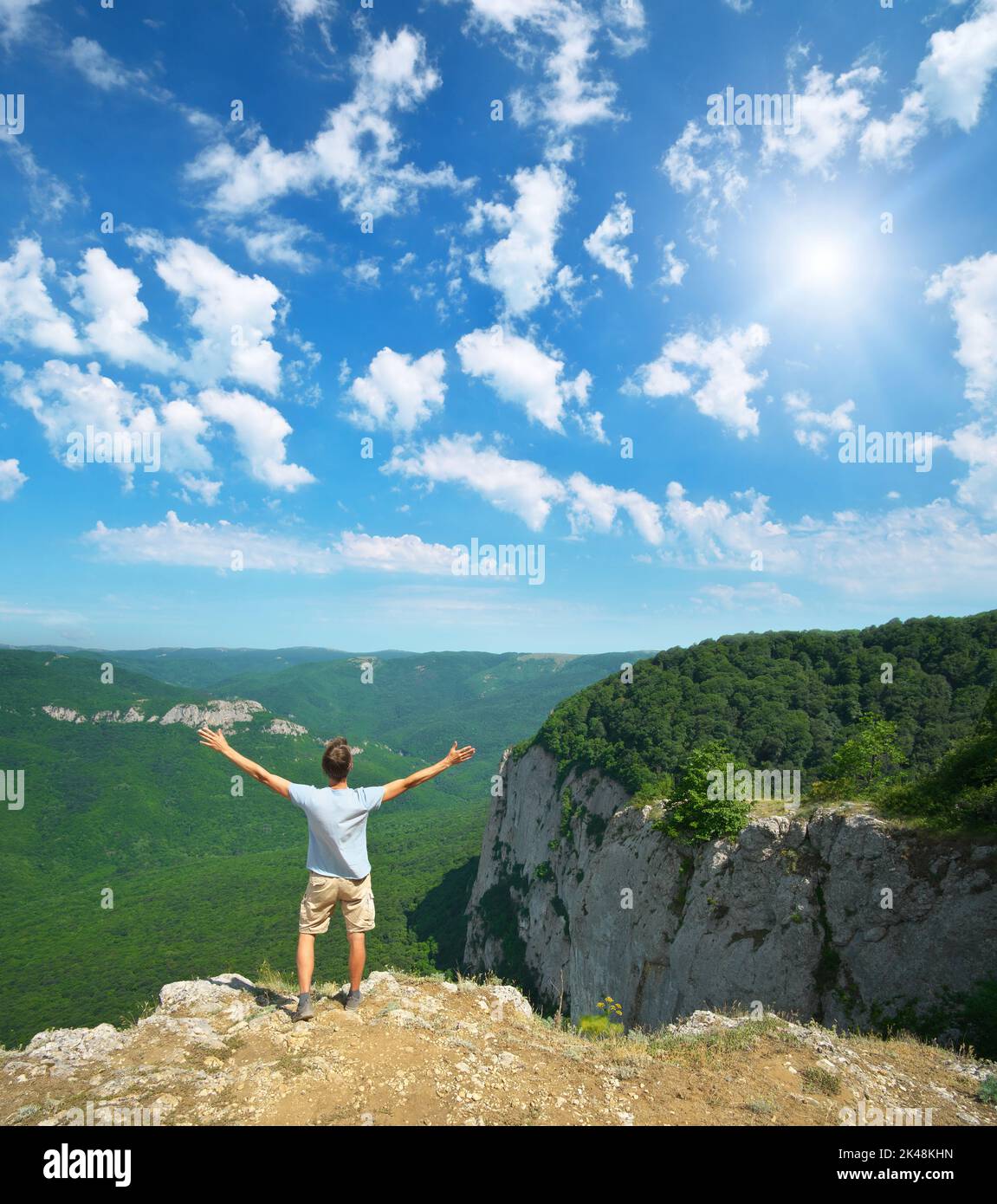 Der Mensch im Berg strebe am Tag die Hände zur Sonne. Element des Designs. Stockfoto