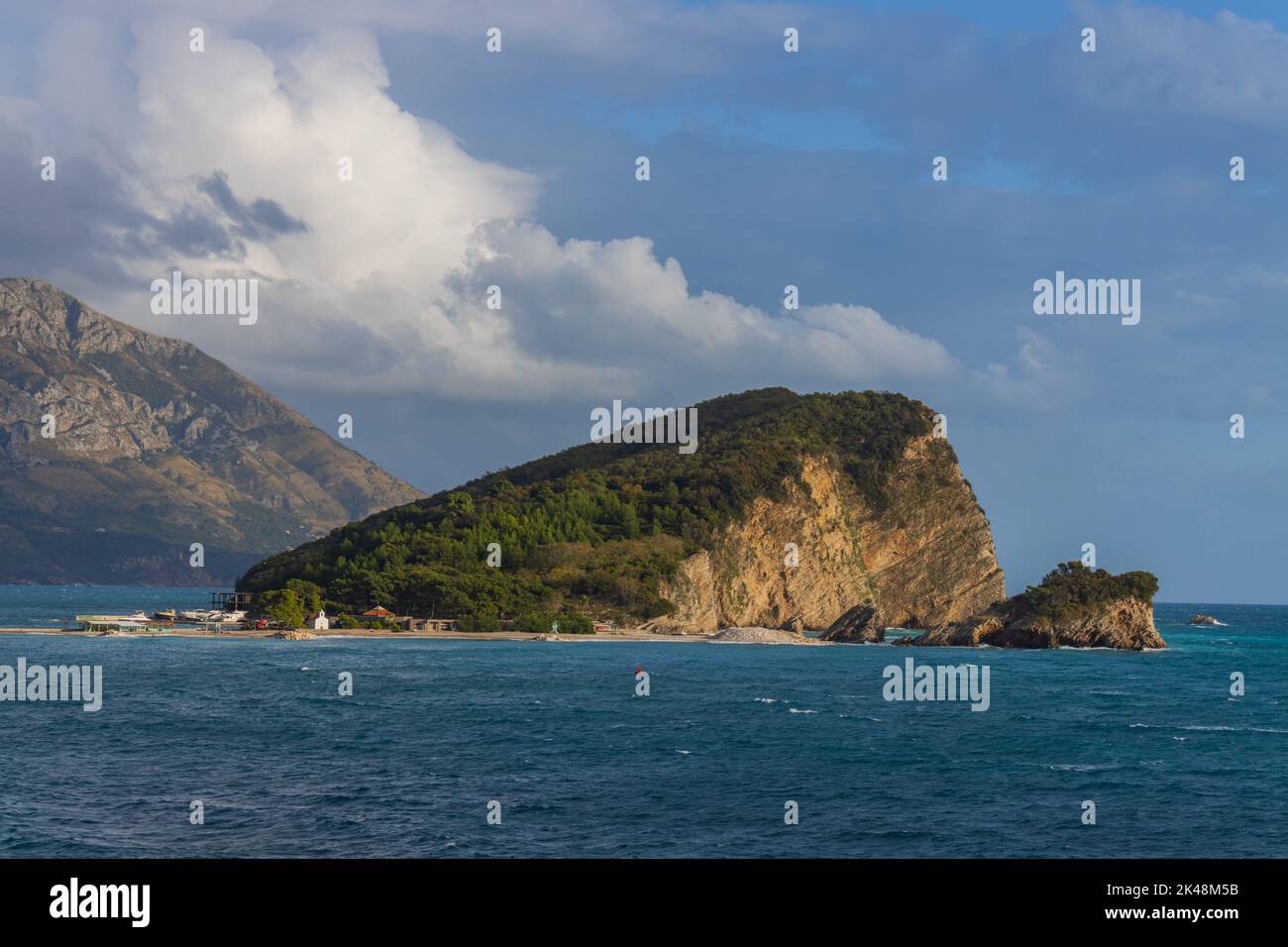 Schöne Aussicht auf die Insel Sveti Nikola in Budva, Montenegro Stockfoto
