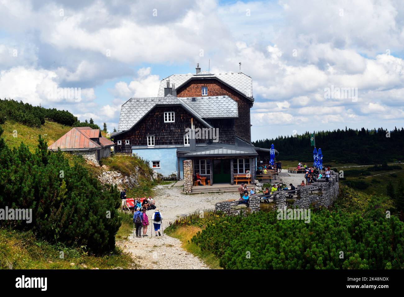 Hirschwang, Österreich - 10. August 2022: Unbekannte Wanderer machen eine Pause im Berggasthof Ottohaus am Rax in Niederösterreich, Teil des V Stockfoto