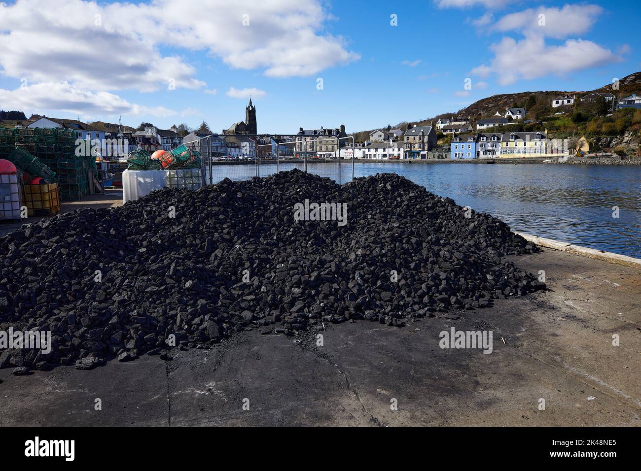 Am Kai im Hafen von East Loch Tarbert wartet ein Kohlenstapel. East Loch Tarbert, Argyll und Bute Stockfoto