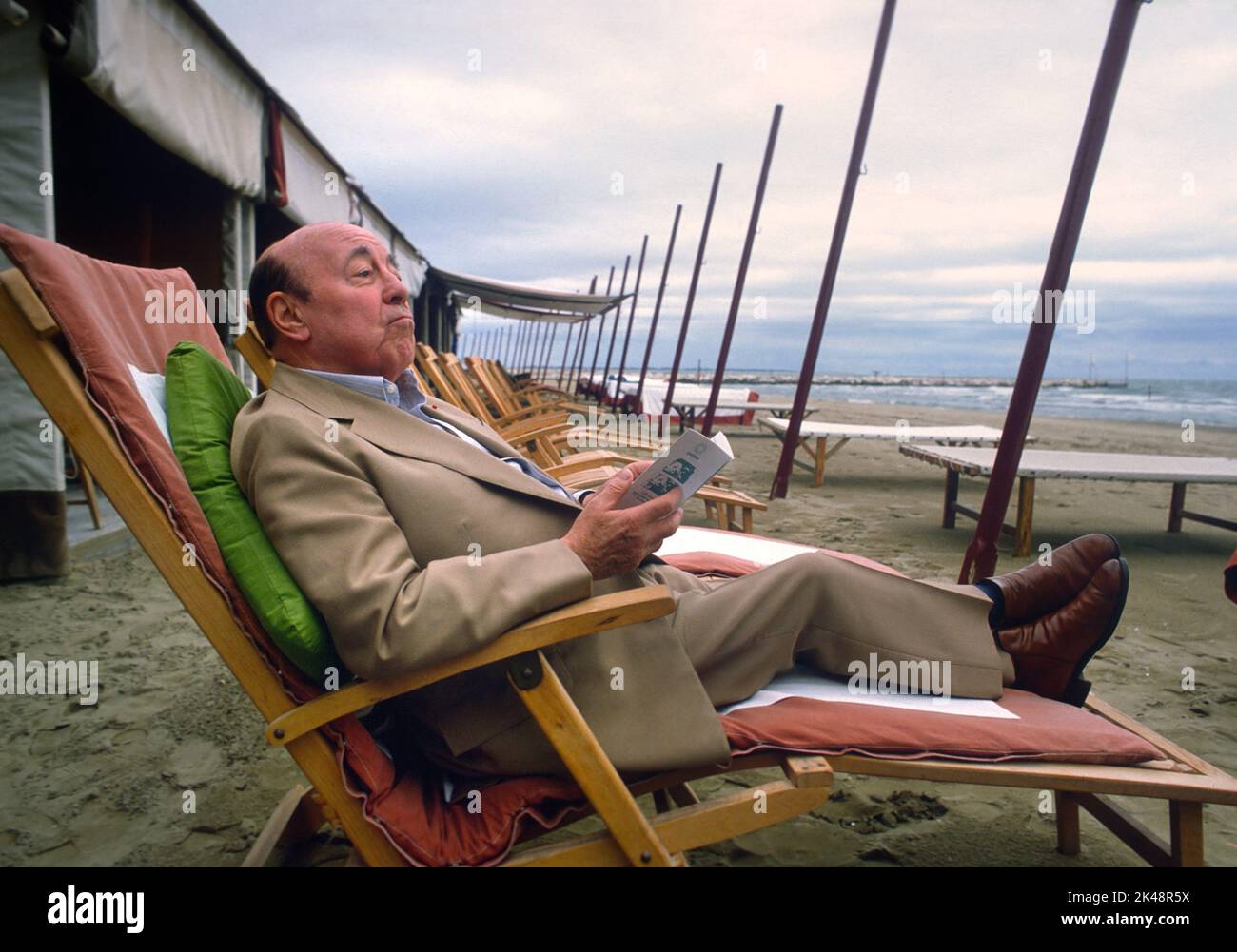 - der französische Filmemacher Marcel Carné beim Filmfestival in Venedig 19822 - il regista francese Marcel Carné al Festival del Cinema di Venezia nel 1982 Stockfoto