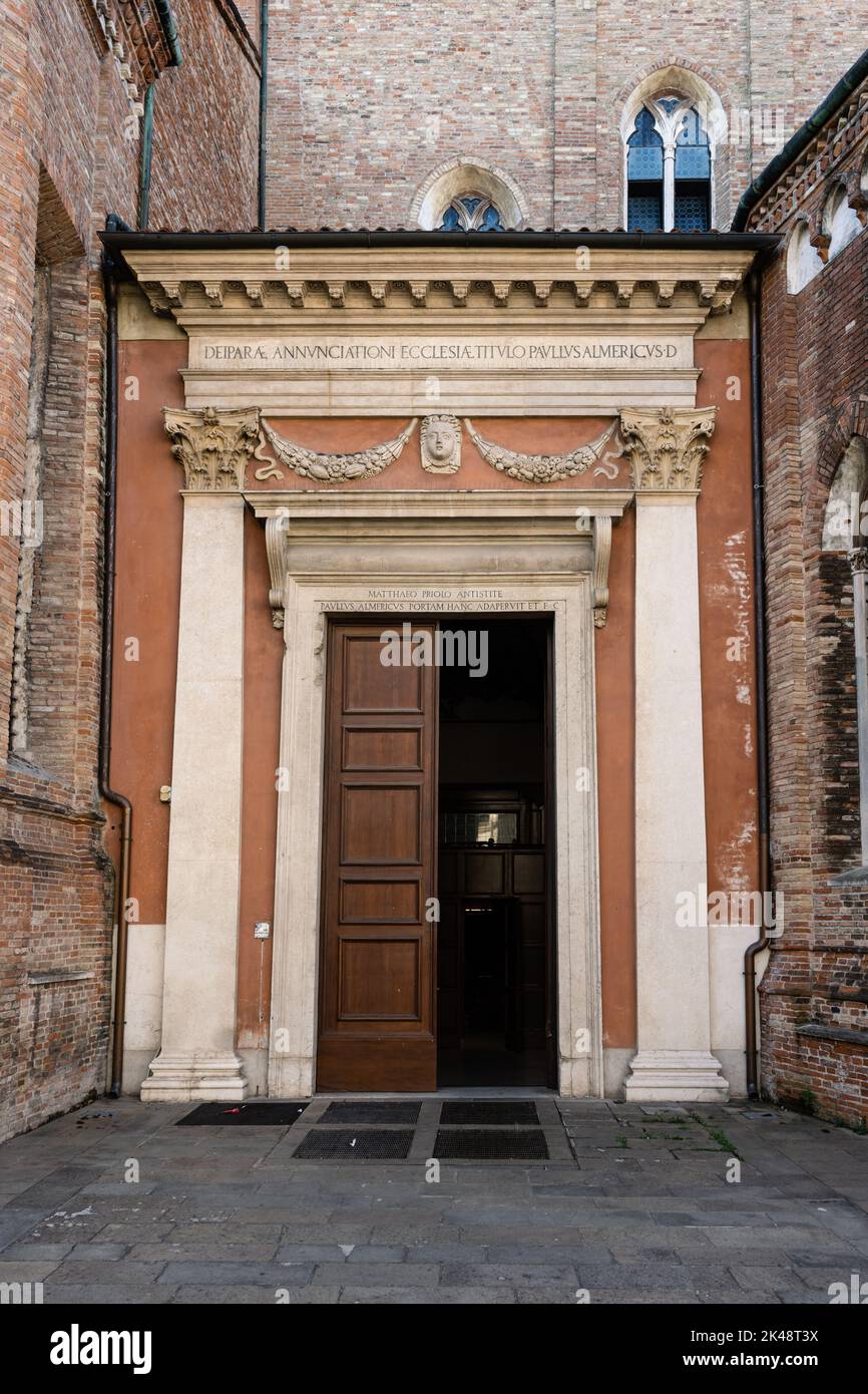 Korinthisches Portal der Almerico-Kapelle der Kathedrale von Vicenza, entworfen vom Renaissance-Architekten Andrea Palladio, auch Portale Settentriona genannt Stockfoto