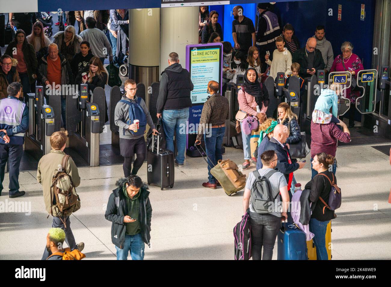 London, Großbritannien. 1 Oktober 2022 . Am Bahnhof Waterloo kamen und abreisten weniger Passagiere, da während eines zweitägigen Eisenbahnstreiks nur wenige Züge verkehren. Tausende von Zugfahrern von ASLEF , RMT , TSSA Gewerkschaften treten in einem Streit um Lohn und Renten beim größten Eisenbahnstreik im Vereinigten Königreich seit Jahrzehnten an. Kredit: amer ghazzal/Alamy Live Nachrichten. Stockfoto