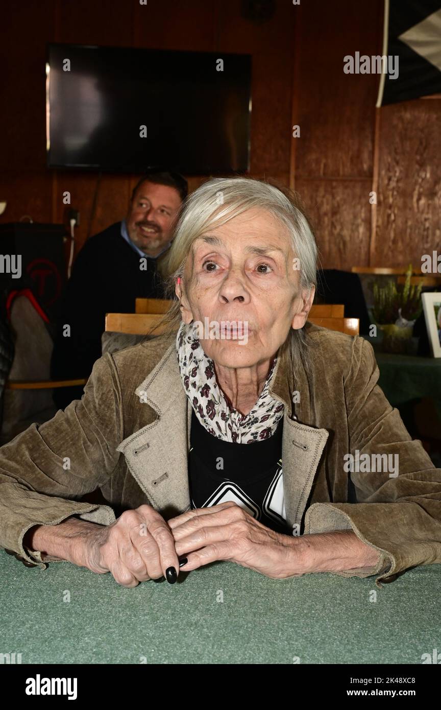 Evelin Matt bei der Trauerfeier des Schauspielers Heinz Behrens im  Vereinshaus Berliner Segler in Rauchfangwerder. Berlin, 30.09.2022  Stockfotografie - Alamy