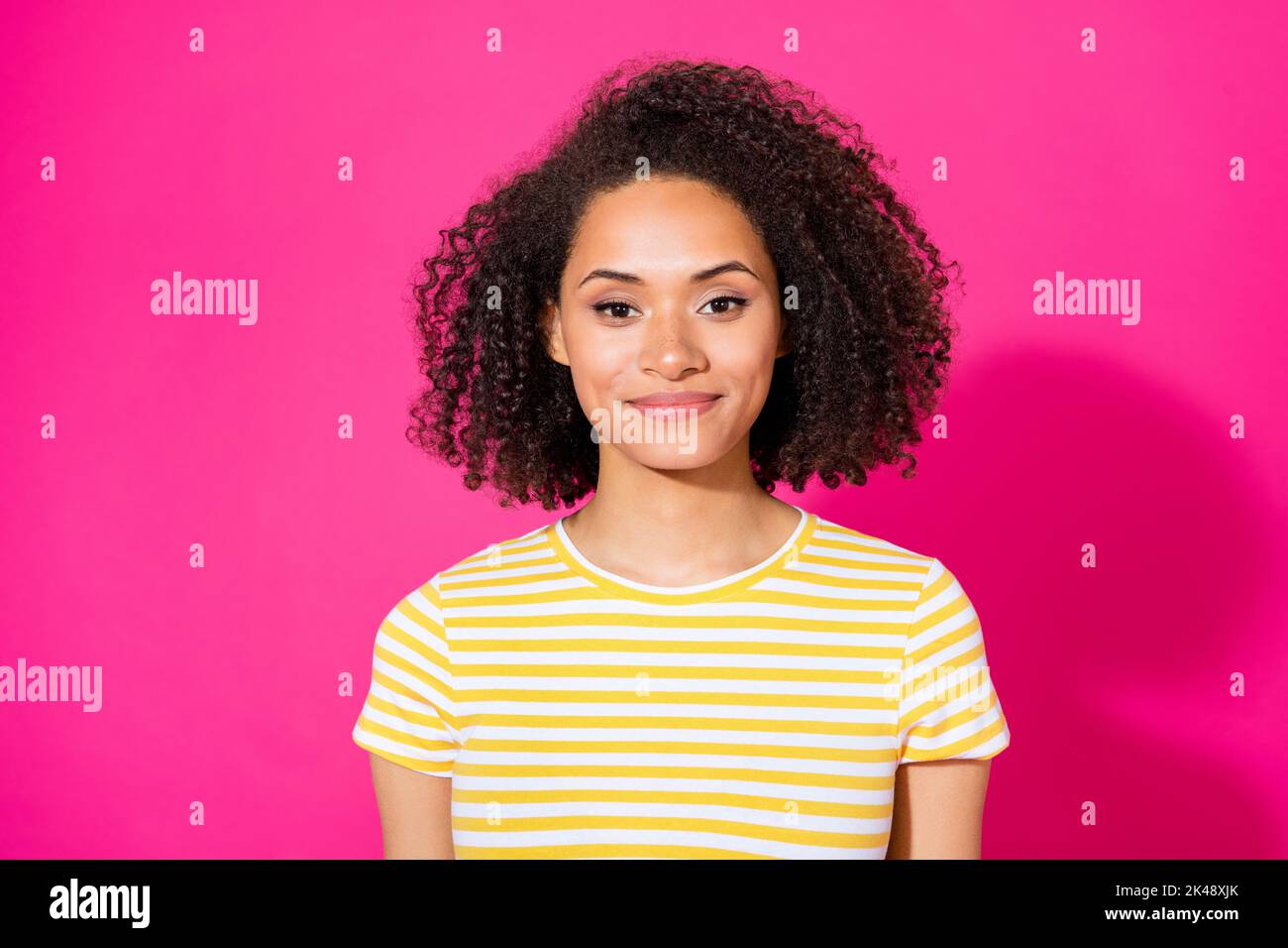 Potrait Foto von jungen positiven attraktive Mädchen tragen gestreiften gelben T-Shirt zuversichtlich Lächeln aussehen Sie isoliert auf rosa Hintergrund Stockfoto