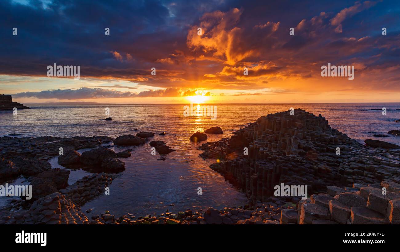 Sonnenuntergang über dem Meer am Gaint´s Causeway in Irland Stockfoto