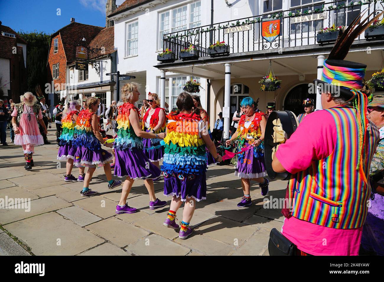 Tenterden, Kent, Großbritannien. 01 Oktober 2022. Das Tenterden-Volksfest ist in vollem Gange, mit Morris, Folk und traditionellem Tanz auf der ganzen Hauptstraße. Foto: Paul Lawrenson/Alamy Live News Stockfoto