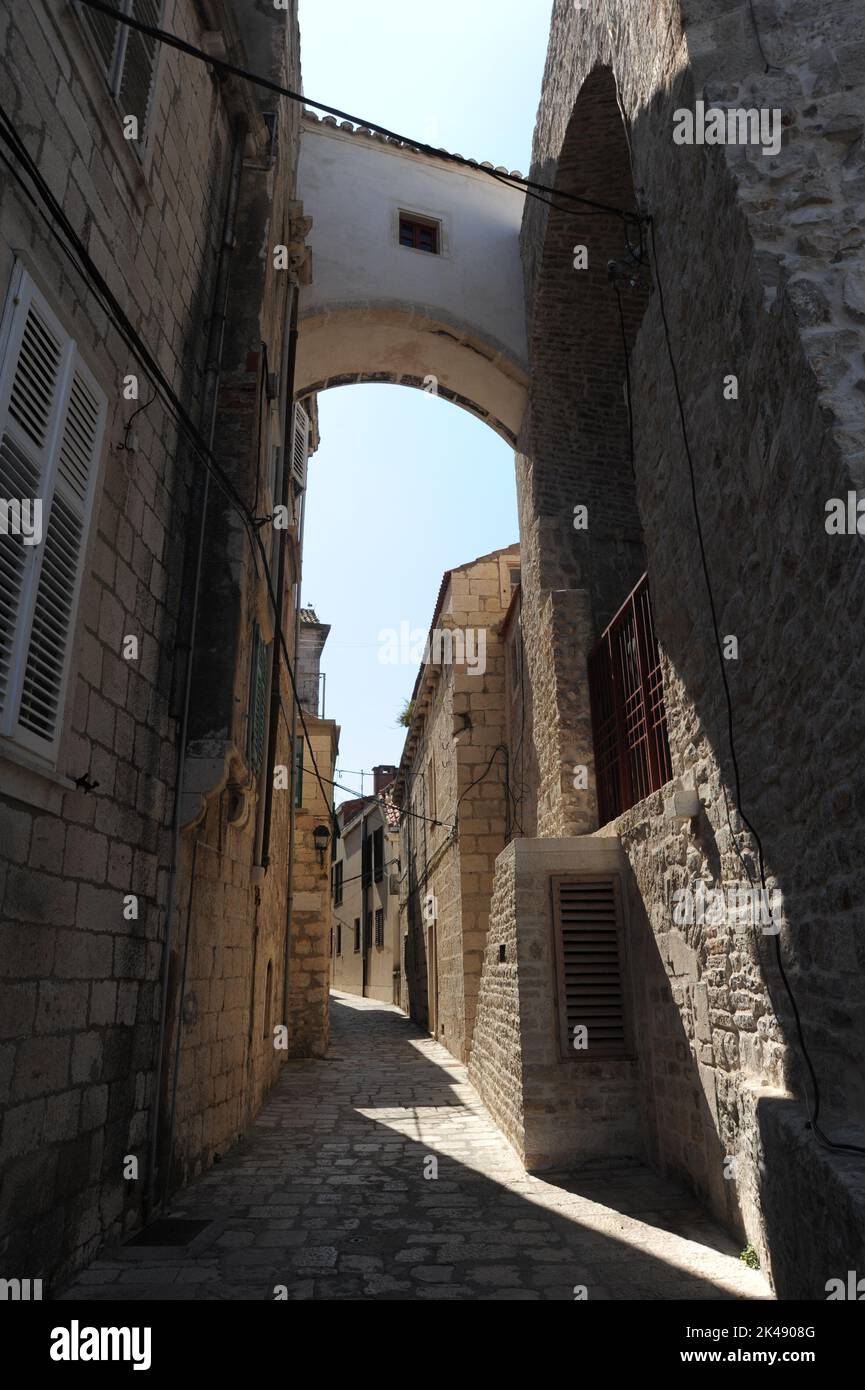 Eine schmale Straße in Korcula, Kroatien. Stockfoto