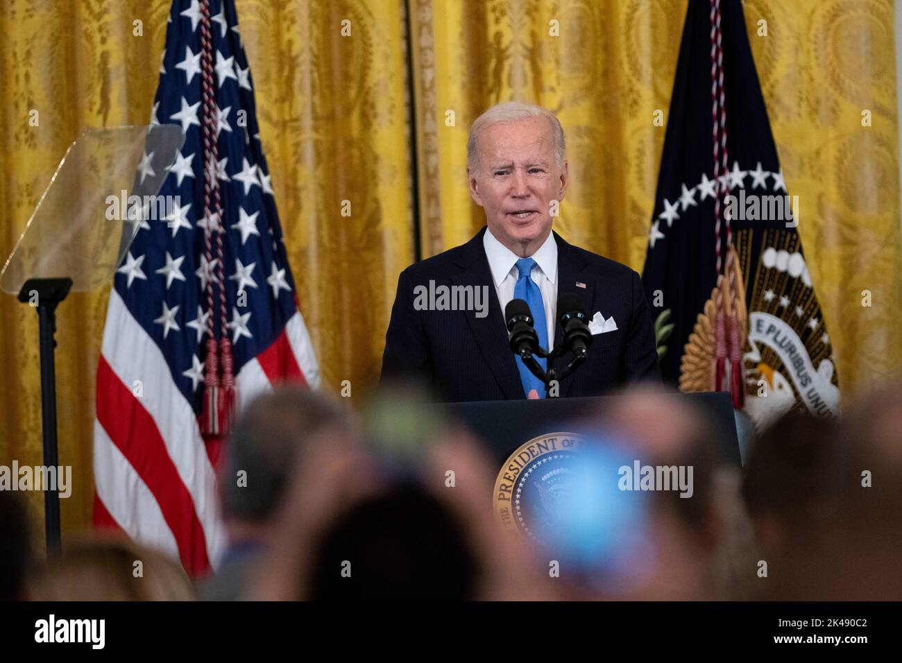 Washington DC, USA. 30. September 2022. (221001) -- WASHINGTON, D.C., 1. Oktober 2022 (Xinhua) -- das Foto vom 30. September 2022 zeigt US-Präsident Joe Biden, der während einer Veranstaltung im Weißen Haus in Washington, DC, den Vereinigten Staaten, spricht. Die Regierung von US-Präsident Joe Biden schlug neue Sanktionen gegen Russland am Freitag, Nach Moskaus formeller Anerkennung von vier ukrainischen Regionen, die seit dem frühen Stadium des Russland-Ukraine-Konflikts als russisches Territorium unter russischer Kontrolle stehen, zu Beginn des Konflikts zwischen Russland und der Ukraine.DIE USA SCHLAGEN neue Sanktionen gegen Russland ein, da Moskau die ukrainischen Regionen formell als anerkennt Stockfoto