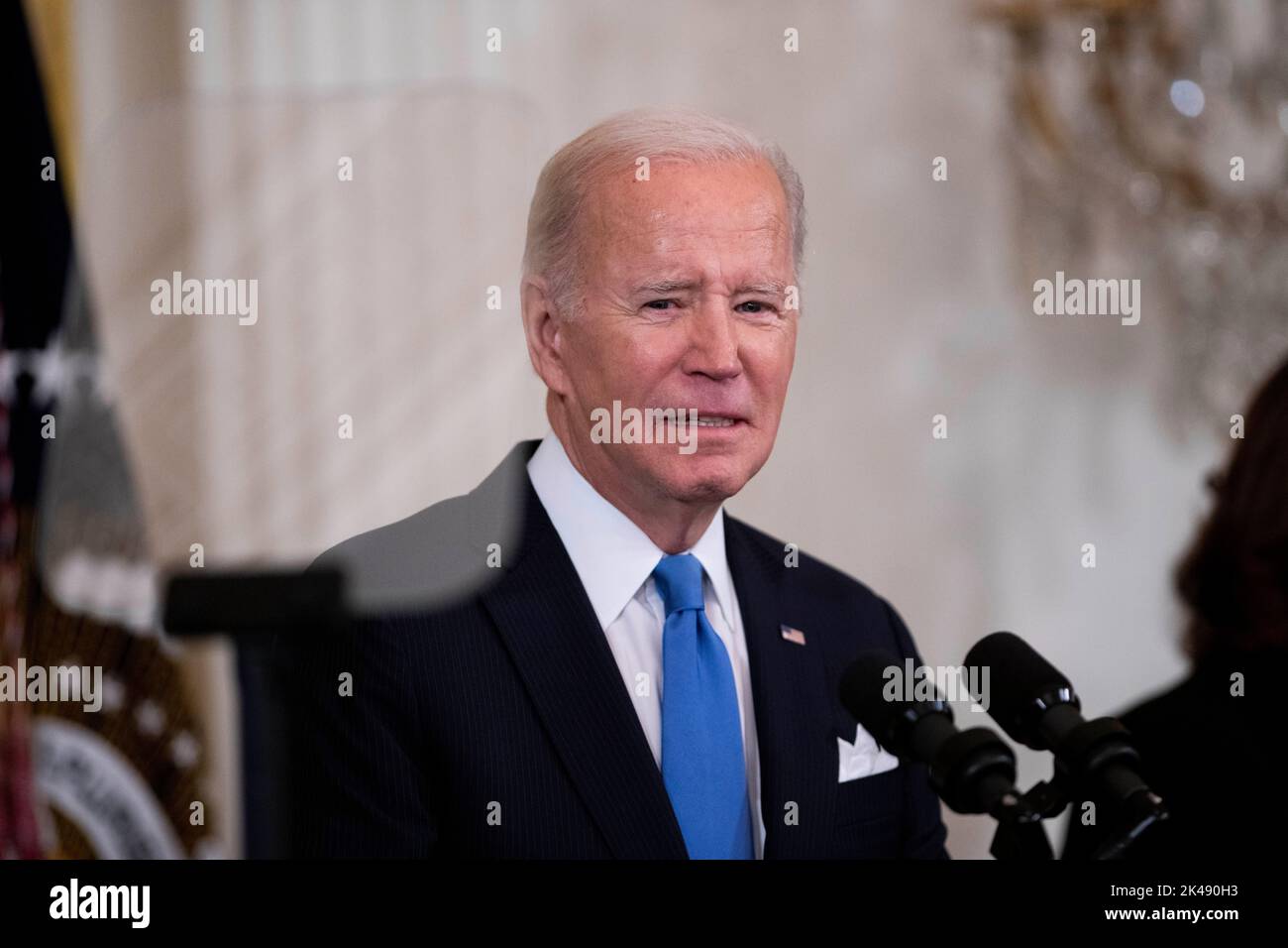 Washington DC, USA. 30. September 2022. (221001) -- WASHINGTON, D.C., 1. Oktober 2022 (Xinhua) -- das Foto vom 30. September 2022 zeigt US-Präsident Joe Biden, der während einer Veranstaltung im Weißen Haus in Washington, DC, den Vereinigten Staaten, spricht. Die Regierung von US-Präsident Joe Biden schlug neue Sanktionen gegen Russland am Freitag, Nach Moskaus formeller Anerkennung von vier ukrainischen Regionen, die seit dem frühen Stadium des Russland-Ukraine-Konflikts als russisches Territorium unter russischer Kontrolle stehen, zu Beginn des Konflikts zwischen Russland und der Ukraine.DIE USA SCHLAGEN neue Sanktionen gegen Russland ein, da Moskau die ukrainischen Regionen formell als anerkennt Stockfoto