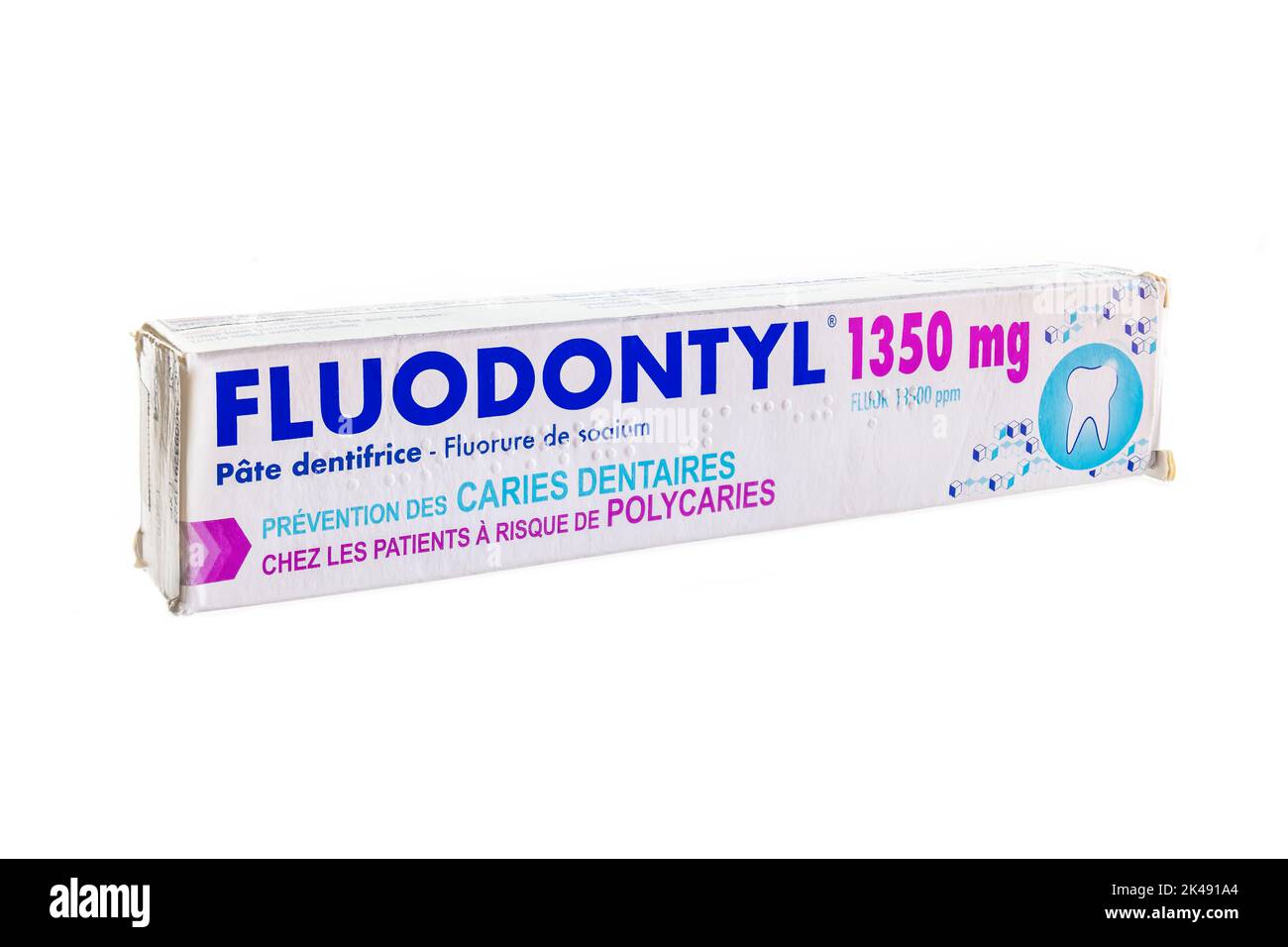Huelva, Spanien - 30. September 2022: Fluodontyl 1350mg, sehr fluoridhaltige Zahnpasta, zur Vorbeugung von Zahnkaries, insbesondere bei gefährdeten Patienten Stockfoto